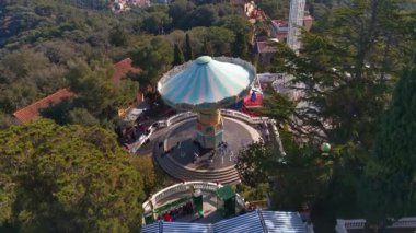 Barselona, İspanya, 2 Ocak 2025: Lush Green Surroundings for Travel and Leisure 'da Atlıkarınca ile Havadan Eğlence Parkı