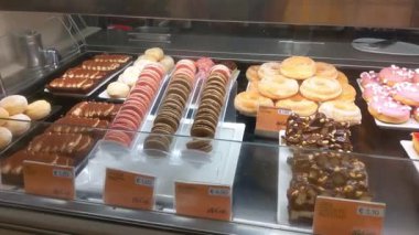 Milan, İtalya, 30 Kasım 2024: Bir Pastane veya Kafe 'de Şekerli Pasta ve Tatlıların Çeşitliliği