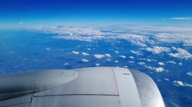 Güneşli bir günde Uçak Penceresinden Bulutların ve Peyzajın Hava Görüntüsü