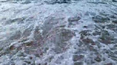 Okyanus Dalgaları Dinlenme ve Dinginlik İçin Sandy Shoreline Yavaşça Düştü