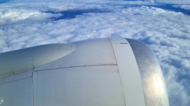 Uçak Kanadı ve Motoru Seyahat ve Havacılık Tasarımı İçin Bulutların Üzerinde Hava Görüntüsü