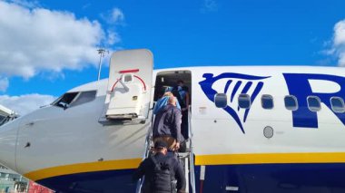 Wroclaw, Polonya, 29 Eylül 2024: Air Travel Experience için Açık Mavi Gök Altında Yolcu Uçağı