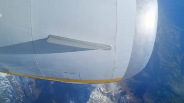 Uçak Penceresinden Jet Motorlu Dağ Manzarası 'na Hava Görüntüsü