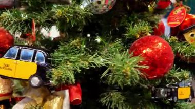 Barselona, İspanya, 1 Ekim 2024: Barcelona Taksi Süslemeleri ile Noel Ağacı Üzerine Şenlikli Tatil Dekorasyonları
