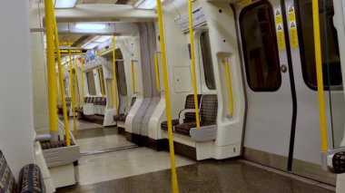Londra, İngiltere, 23 Nisan 2024: Sarı Polonyalılar ve Şablon Koltuklu Boş Metro Otomobili Modern Şehir Taşımacılık Tasarımı