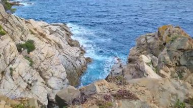 Çarpıcı Okyanus Dalgaları Sahne Tasarımı İçin Rocky Kayalıklarına Çarpıyor