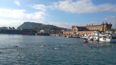 Barselona, İspanya, 25 Aralık 2024: Yüzücüler ve Turizm Tarihi Mimarisi ile Sahne Marina Manzarası