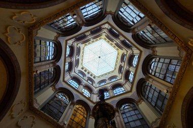 Viyana, Avusturya, 3 Mayıs 2025: Sekizgen bir cam kubbenin altından şaşırtıcı bir manzara, karmaşık mimari ayrıntılar ve tarihi heykeller içeriyor. Doğal ışık, detaylı cam kaplamaları, dekoratif iç kısımları süzer ve büyüleyici bir şey yaratır. 