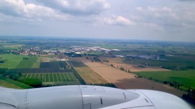 Çiftlik arazisi ve Alttaki Uçak Kanadı 'nın Uçuşunun Hava Görüntüsü