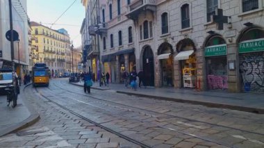 Milan, İtalya, 1 Aralık 2024: Tramvayla Büyüleyici Şehir Merkezi