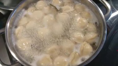 Hamur köfteleri bir tencere suda kaynayarak pişirmenin dinamik sürecini yakalar. Kaynayan su, hamur köftelerinin etrafını sarar. Yemek pişirmek için bile gerekli olan ısı ve hareketi gösterir..