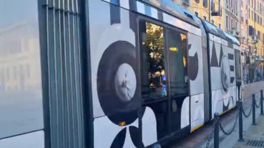 Milan, İtalya, 1 Aralık 2024: Şehir Sokağında Modern Sanat Tasarımlı Şehir Tramvayı