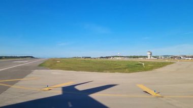 Wroclaw, Polonya, 29 Eylül 2024: Açık Mavi Gökyüzü ve Seyahat ve Havacılık Temalı Uçak Pisti