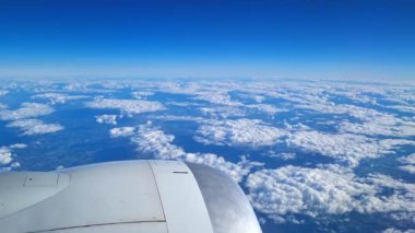 Pofuduk Bulutların Manzaralı Hava Görüntüsü ve Parlak Mavi Gökyüzü Uçak Penceresinden