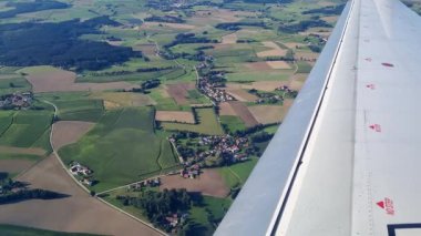 Uçak Penceresinden Kırsal Alanlar ve Köylerin Hava Görüntüsü