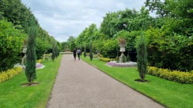 Serene Garden Yürüyüşü Gevşemek ve Dolaşmak İçin Yeşillik