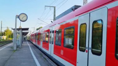 Münih, Almanya, 23 Ağustos 2024: Saat Kulesiyle Kırmızı Banliyö Treni - Şehir Transit ve Seyahat