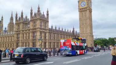 Londra, İngiltere, 30 Haziran 2024: Büyük Ben ve Kızıl Turist Otobüsüyle birlikte bulutlu bir günde Londra 'nın Iconic View of London