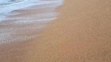 Doğa ve Seyahat Tasarımı İçin Yumuşak Dalgalar ile Serene Sandy Plajı