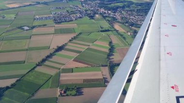 Uçak Penceresinden Kırsal Alanlar ve Köylerin Hava Görüntüsü