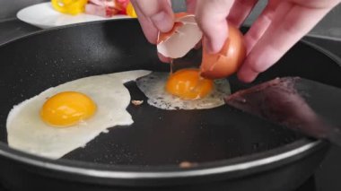 Kahvaltı: Lezzetli bir Sabah Yemeği İçin Siyah Tavada Yumurta Kızartma