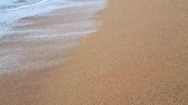 Doğa ve Seyahat Tasarımı İçin Yumuşak Dalgalar ile Serene Sandy Plajı