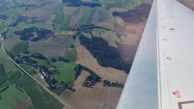 Uçak Penceresinden Tarım Alanlarının Hava Görünümü - Seyahat ve Keşif Konsepti