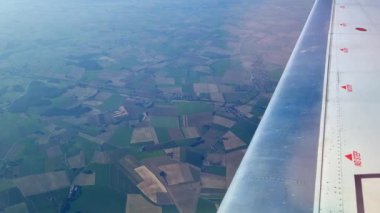 Uçak Penceresinden Rolling Fields ve Farmlands 'ın Hava Görüntüsü