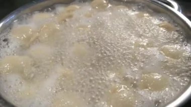 Ev Mutfağı Tarifleri İçin Ot-Pişirme Sürecinde Hamur köftelerini Kaynatma