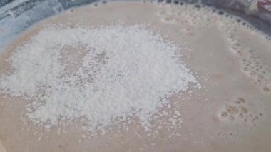 Pişirme Hazırlığı: Ev Yapımı Pişirme İçin Karıştırma Kâsesinde Unlu Hamurcu