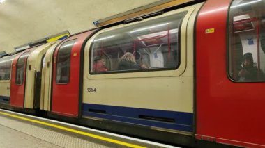 Londra, İngiltere, 18 Mayıs 2025: Londra Metro İstasyonundaki Şehir Treni