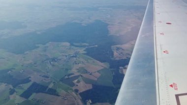 Gündüz Uçuşu sırasında Uçak Kanadı 'ndan Yamalı Manzaranın Hava Görüntüsü