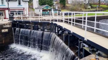 Edinburgh, İskoçya, 30 Mart 2025: Köprü ve Binalarla Küçük Kanal Kilidi 'nin Manzarası