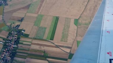 Üzerinde Uçak Kanadı olan Yamalı Çiftlik Alanının Hava Görüntüsü