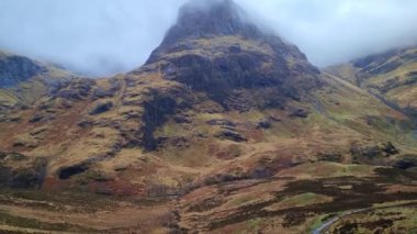 Puslu Tepe ve Engebeli Arazi ile Görkemli Dağ Manzarası