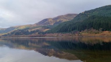 Huzurlu Dağ Gölü Huzurlu Kırsal Arazide Yansıma