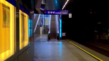 Viyana, Avusturya, 4 Mayıs 2025: Kentsel Ayarlarda Aydınlatılmış İşaret ve Yürüyen merdivenleri olan Modern Yeraltı İstasyonu