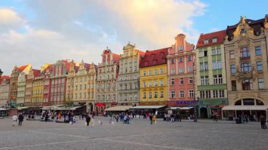 Wroclaw, Polonya, 23 Mayıs 2025: Avrupa Plazasında Renkli Tarihi Binaların Canlı Kenti