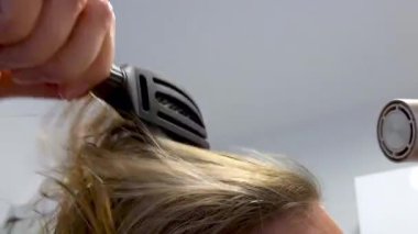 Kuaförde saç kurutma ve Fırça ile Düz Salon Kaliteli Görünüm