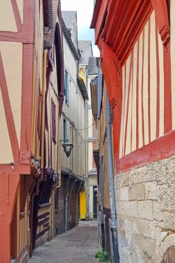 Rouen, Fransa, 28 Temmuz 2025: Tarihi bir Avrupa köyünde kırsal mimari sergilenen yarı ahşap evlerle dolu antika dar bir sokak. Canlı renkler ve eşsiz yapısal tasarımlar eski dünya cazibesini çağrıştırıyor..