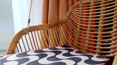 Ev Dekorasyonu İçin Sıcak Güneş Işığı Köşesinde Şekillendirilmiş Yastıklı Rattan Sandalyesi