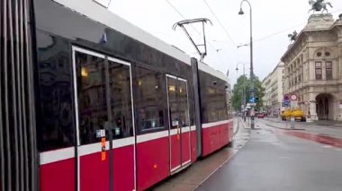 Viyana, Avusturya, 5 Mayıs 2025: Avrupa 'da Yağmurlu Bir Gün' de Modern Şehir Tramvayı - Toplu Taşımacılık ve Mimarlık