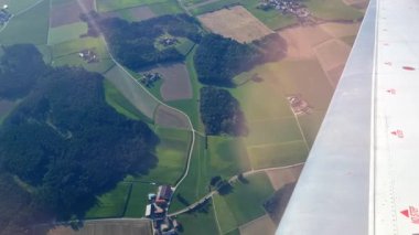 Yeşillik Yeşil Çiftlik Alanı ve Uçak Penceresinden Köylerin Hava Görüntüsü