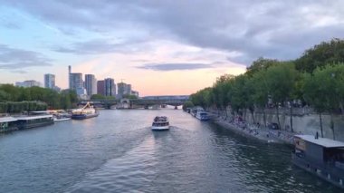 Paris, Fransa, 3 Ağustos 2025: Seyahat ve Şehir Tasarımı İçin Tekneler ve Şehirle Huzurlu Bir Gece