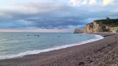 Alacakaranlıktaki Sahil Dinginliği, Çakıl Sahili ve Seyahat İlham İçin Dramatik Uçurumlar