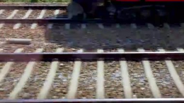 Hızlı trenin tren raylarının yanından hızla geçerek hız ve modern ulaşım kavramını aktarmasının hareket bulanık etkisi. dinamik hareket kentsel altyapıdaki ilerlemeyi ve bağlantıyı vurguluyor.