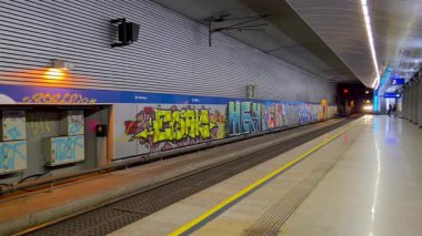 Viyana, Avusturya, 3 Mayıs 2025: Duvarlarda ve modern mimaride canlı graffiti sanatının yer aldığı metro istasyonu platformu. Sahne gece aydınlatmasıyla renklendirilir, renkli, kentsel bir atmosfer yaratır. boş platform gösterileri ulaşımı