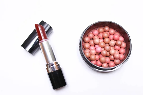 Kozmetik. Kızarık toplar, kırmızı ruj. Krismetica beyaz arkaplanda izole edildi.