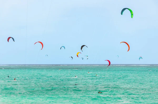 Viele Kitesurfer Türkisfarbenen Wasser Des Indischen Ozeans Paje Sansibar Tansania Stockbild
