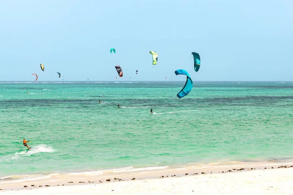 Kitesurfen Meer Strand Von Paje Sansibar Tansania Extremer Sommer Wassersport lizenzfreie Stockbilder